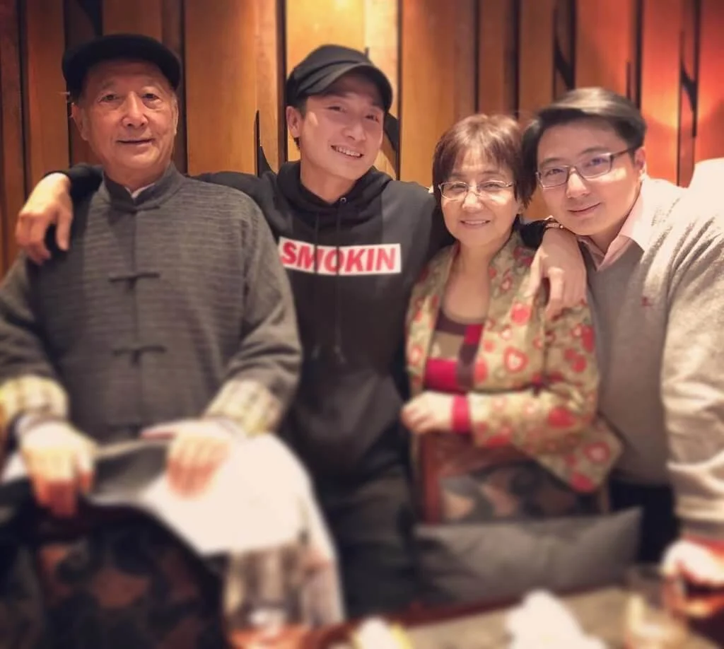 方力申一家四口,弟弟有女友但未結婚,父母心急想抱孫,常想介紹女孩子給方力申認識。