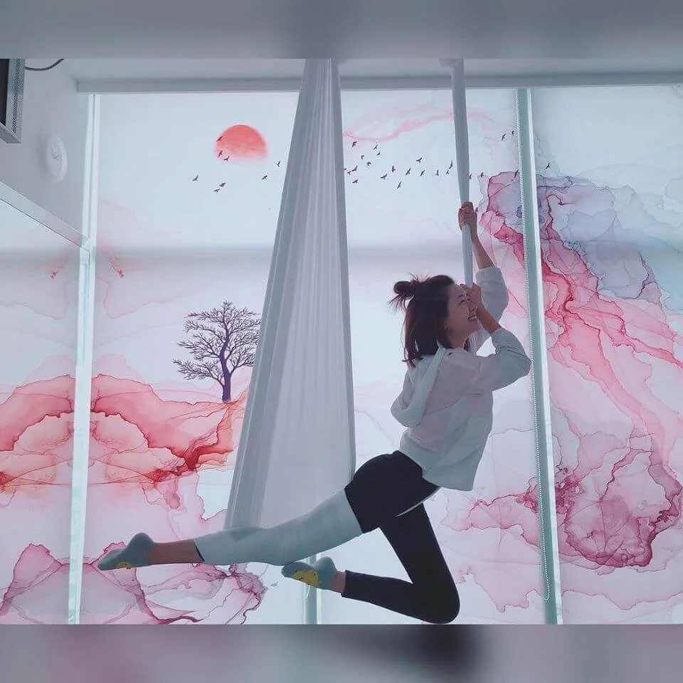 她之前有學空中瑜伽,但筋骨太硬,邊拉邊痛邊叫。