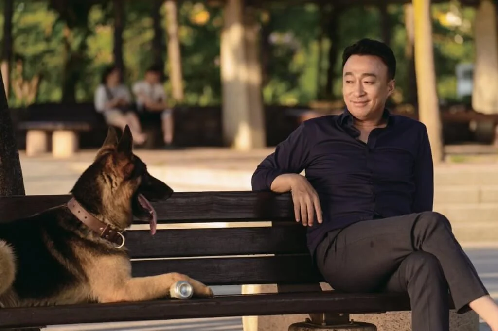 熊貓抵達韓國後被綁架，李聖旻與神犬聯手查案。