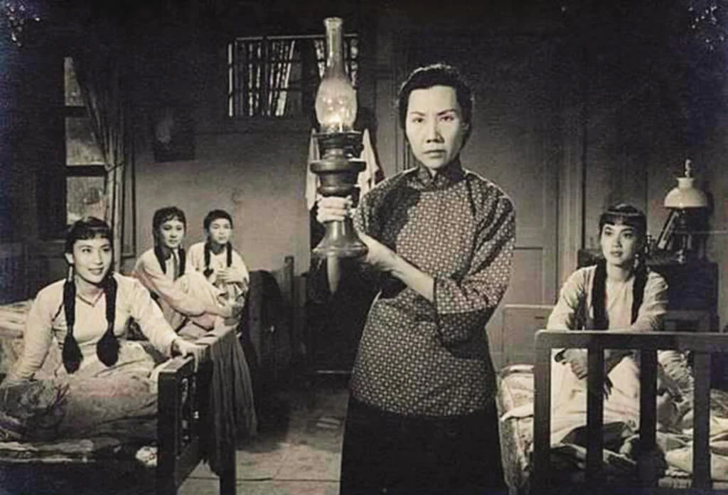 有人看完二○二○版《小婦人》，感喟「我們都是小婦人。」一部一百五十年前寫下的小說，精神力量不止突破時間限制，連文化也不構成障礙，我們也有我們的《小婦人》，拍於一九五七年。