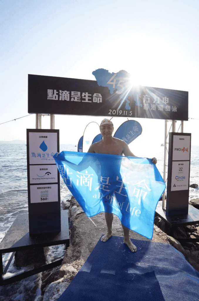 方力申以十小時四十多分完成四十五公里環繞港島游,籌得一千多萬善款,很多人讚他叻仔。