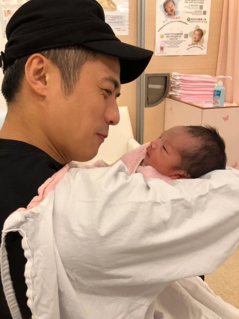 初為人父的李雨陽抱着剛出生的兒子，感動不已。 