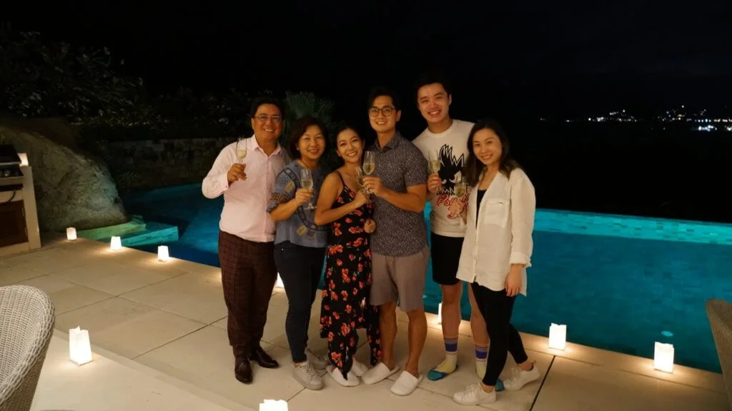 Fred在求婚旅行中，特別安排了她的父母及好友出席，給她一個驚喜。