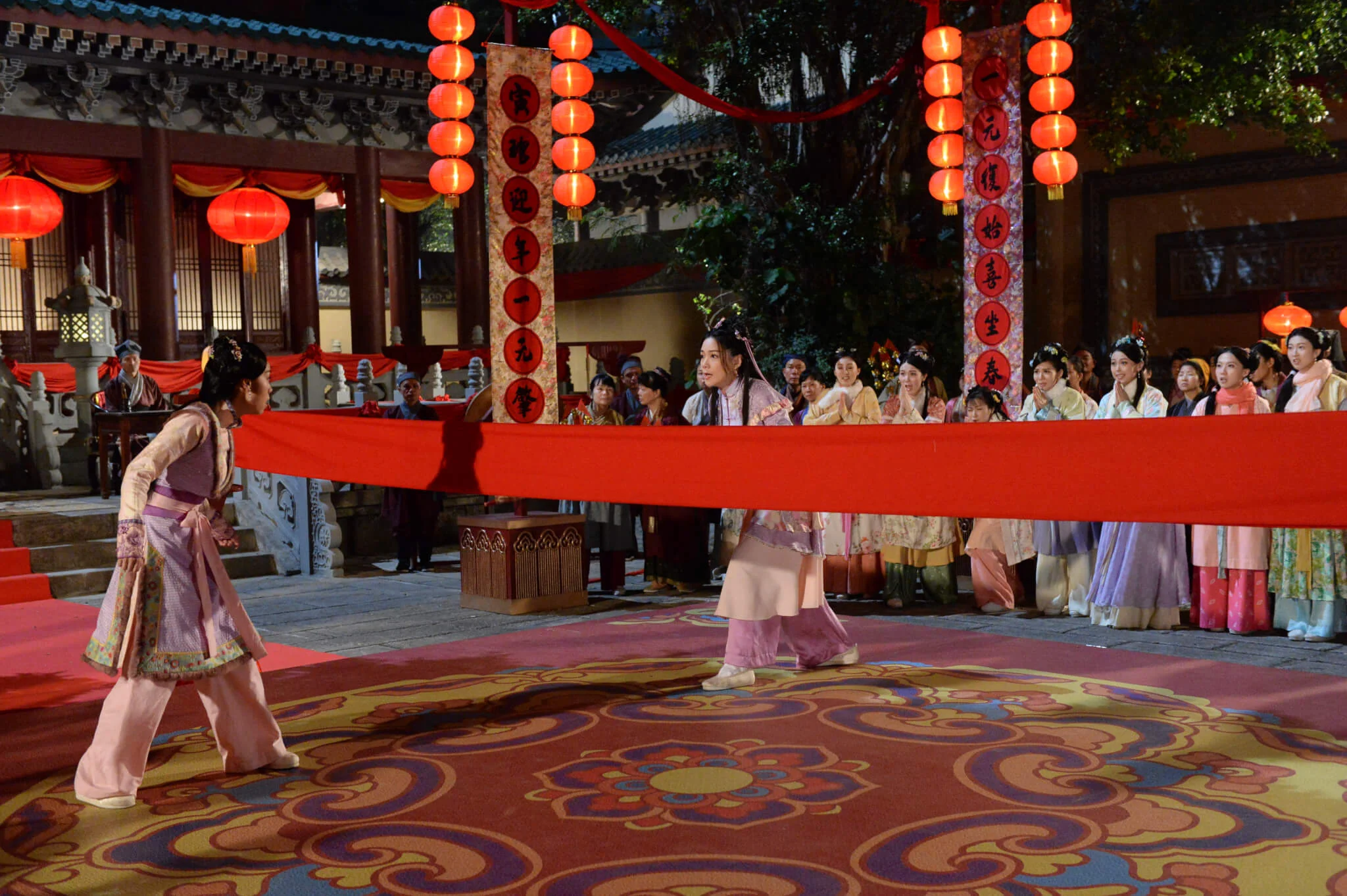 劇中她與黃心穎在花燈大會玩不同的競技遊戲,即場需由武指教導踢腿。