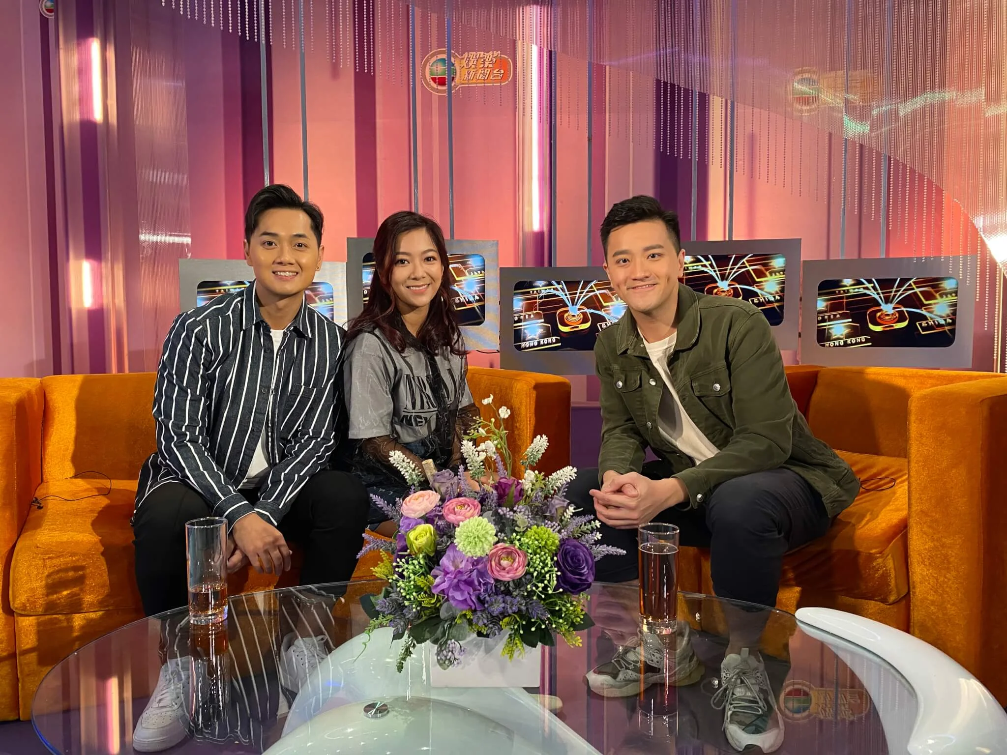 相片：(左至右) 鄭俊弘(Fred)、何雁詩(Stephanie)及主播許文軒(Edmond)。