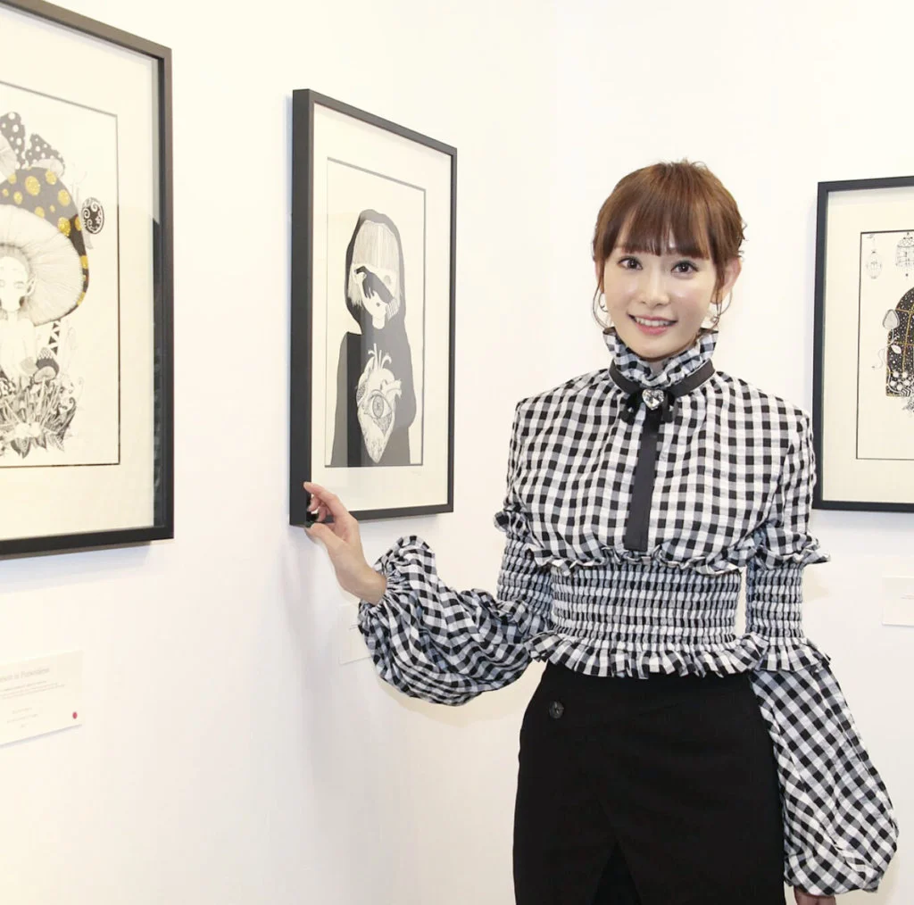 Aka喜歡畫畫,早前舉行過畫展。