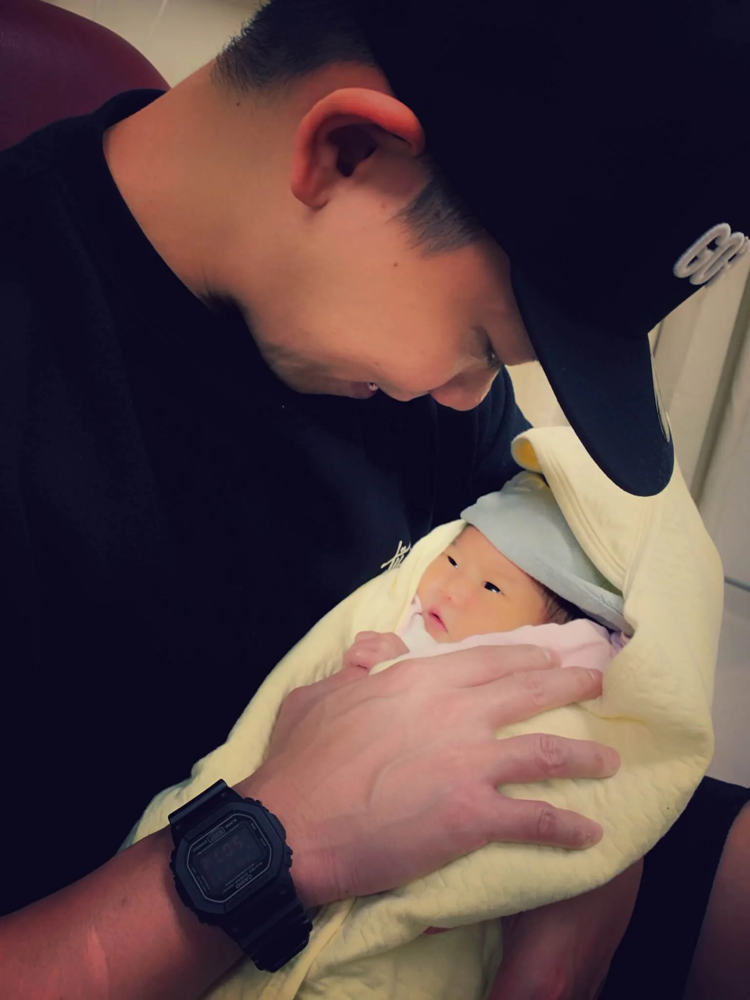 手抱囡囡一刻，他直言感受到囡囡很軟弱，真的需要好好保護。