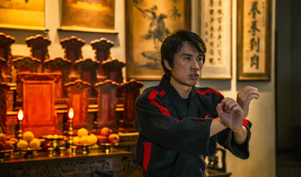 黃子華飾演的馬飛龍一夜間由一代宗師淪為乜代宗師,與心悠有感情線。