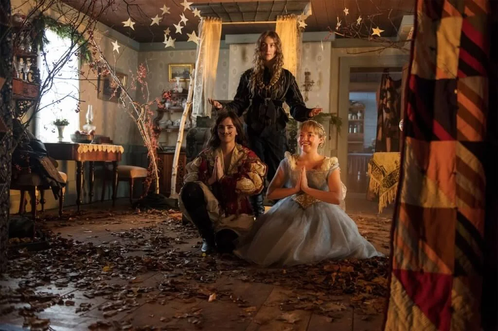 喜愛創作故事的茜爾莎，常找妹妹一起扮演故事角色。