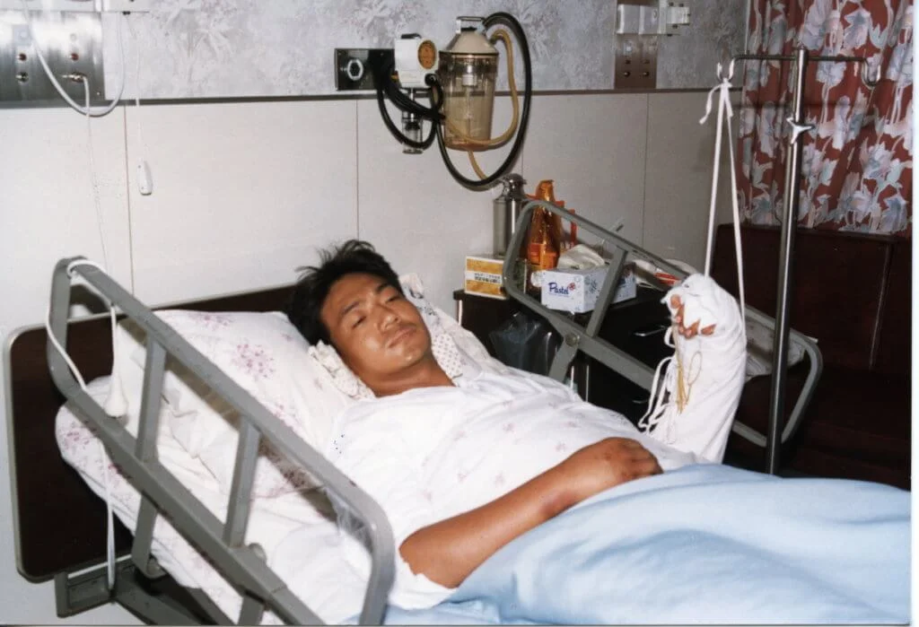 年輕時因抵受不到壓力自殺，在醫院住了一段時間。