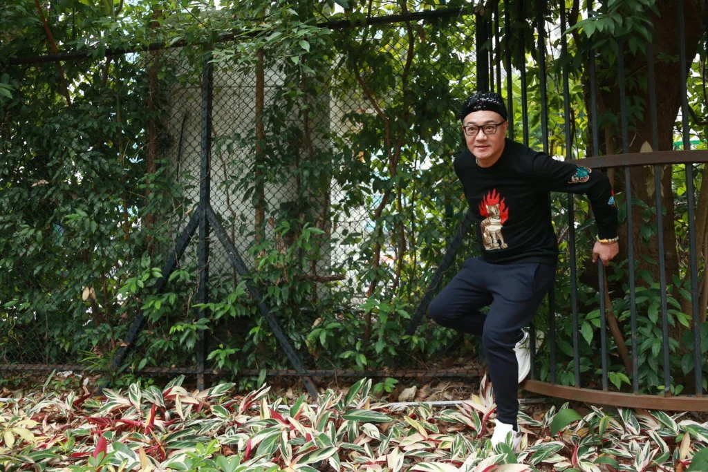 今年六十一歲的魯振順，打扮新潮，沒跟時代脫節。