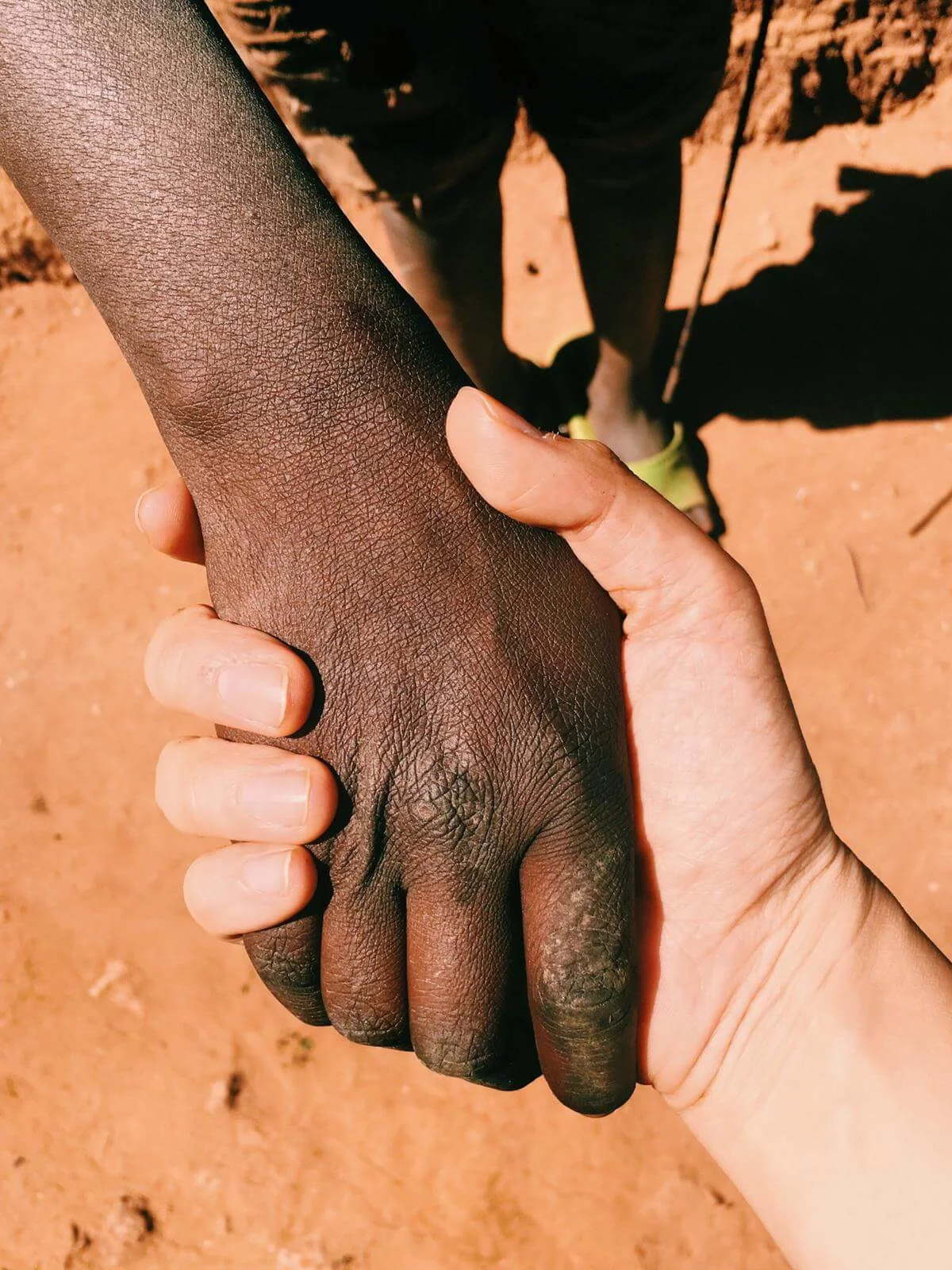 探訪時遇到一位患了瘧疾的小妹妹，Jill幫她祈禱後竟出現奇蹟。