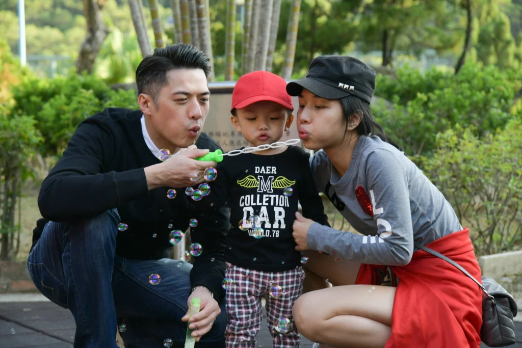 當年的四葉草大男孩李雨陽，如今已踏入四十不惑之年，成為人夫兼慈父。