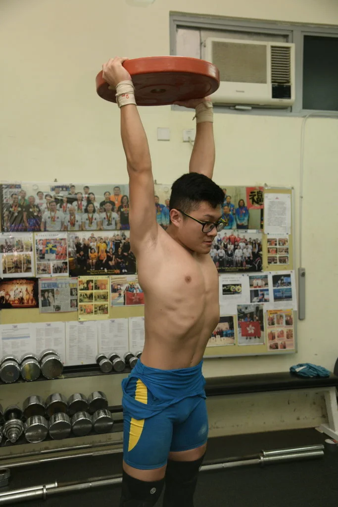 李博軒指舉重動作不當很容易受傷。