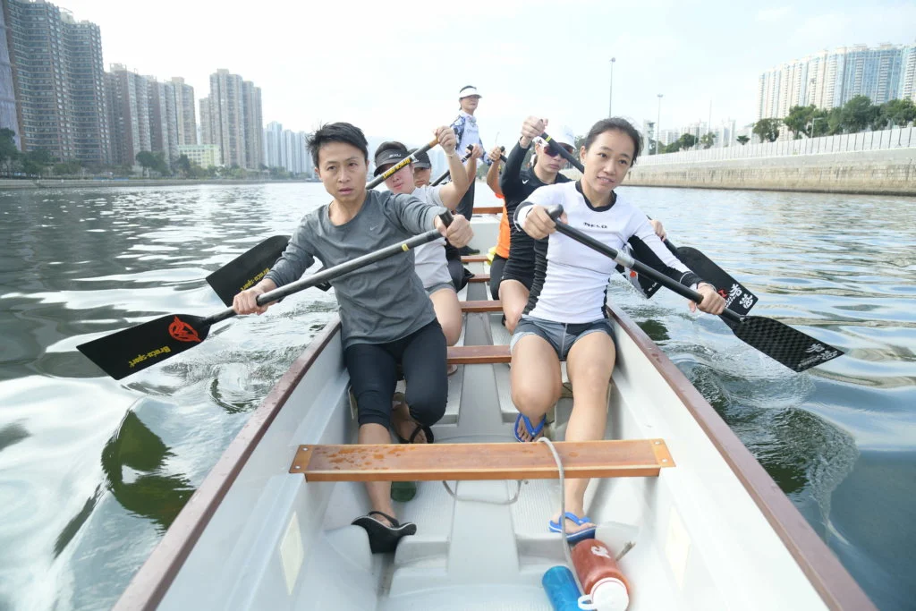 譚梓慧認為扒龍舟樂趣無窮，風吹雨打和日晒都是小問題。