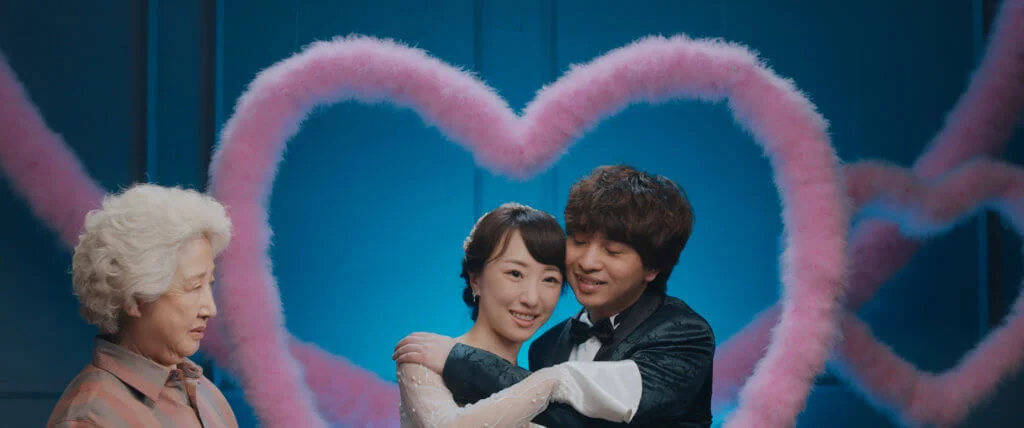 由日本到中國搞婚禮的親人是全片最搞笑的角色，導演的姨婆也真人演出。