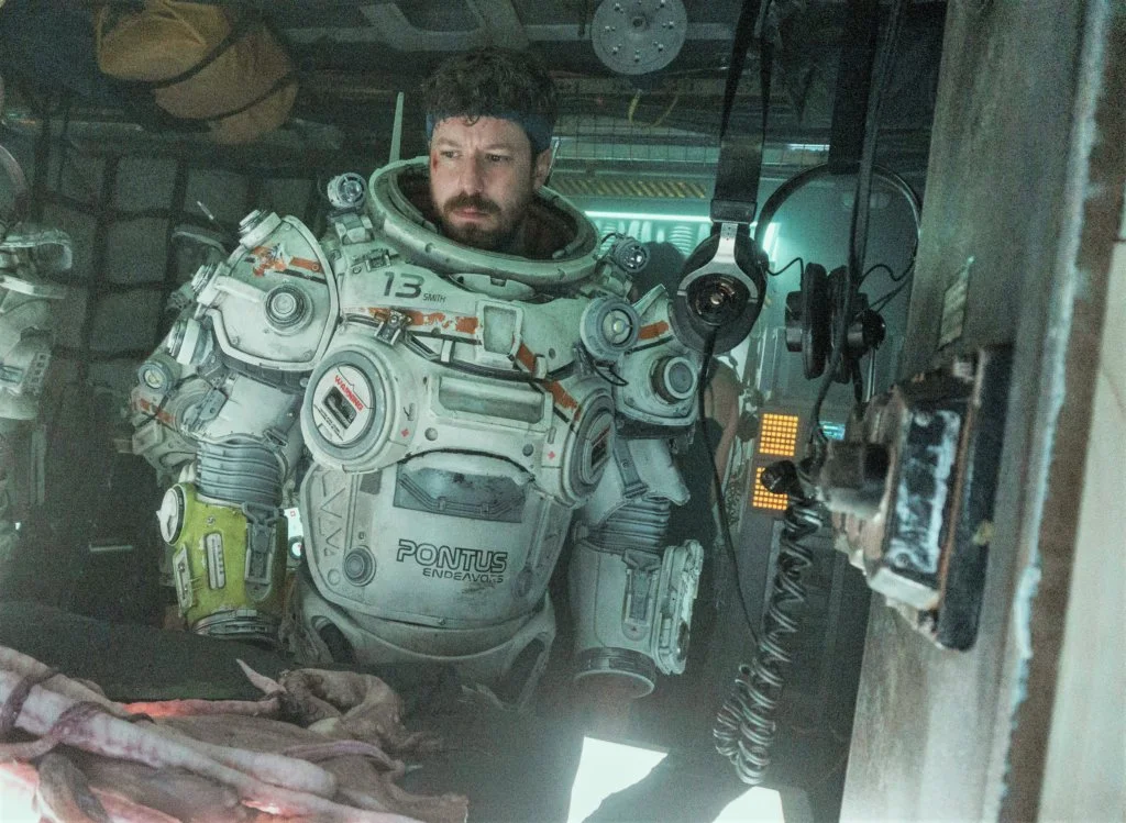 一眾隊員於海底步行時所穿的重型潛水盔甲,是向《異形》的太空衣致敬。