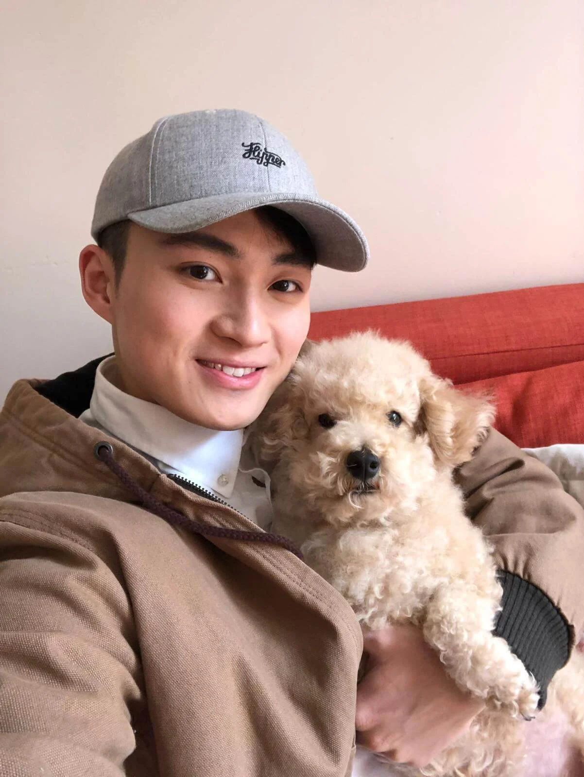 劇中另一好拍檔啤啤，是周嘉洛家中養的小狗，今年已經十歲大了。 