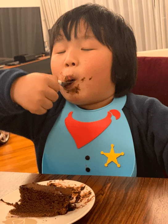 AJ吃得津津有味呢！