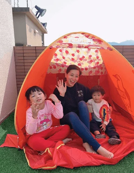 麥雅緻與小朋友在家「避炎」