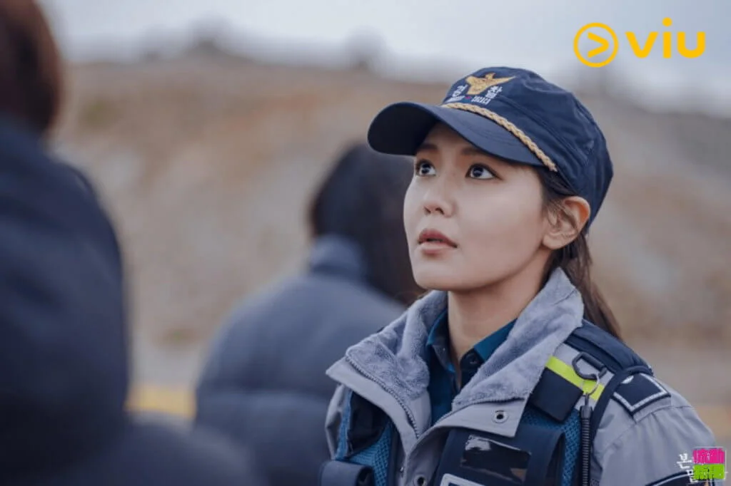 秀英要做警察,是因為要追查撞死母親但逃逸現場的司機,要將之繩之以法。