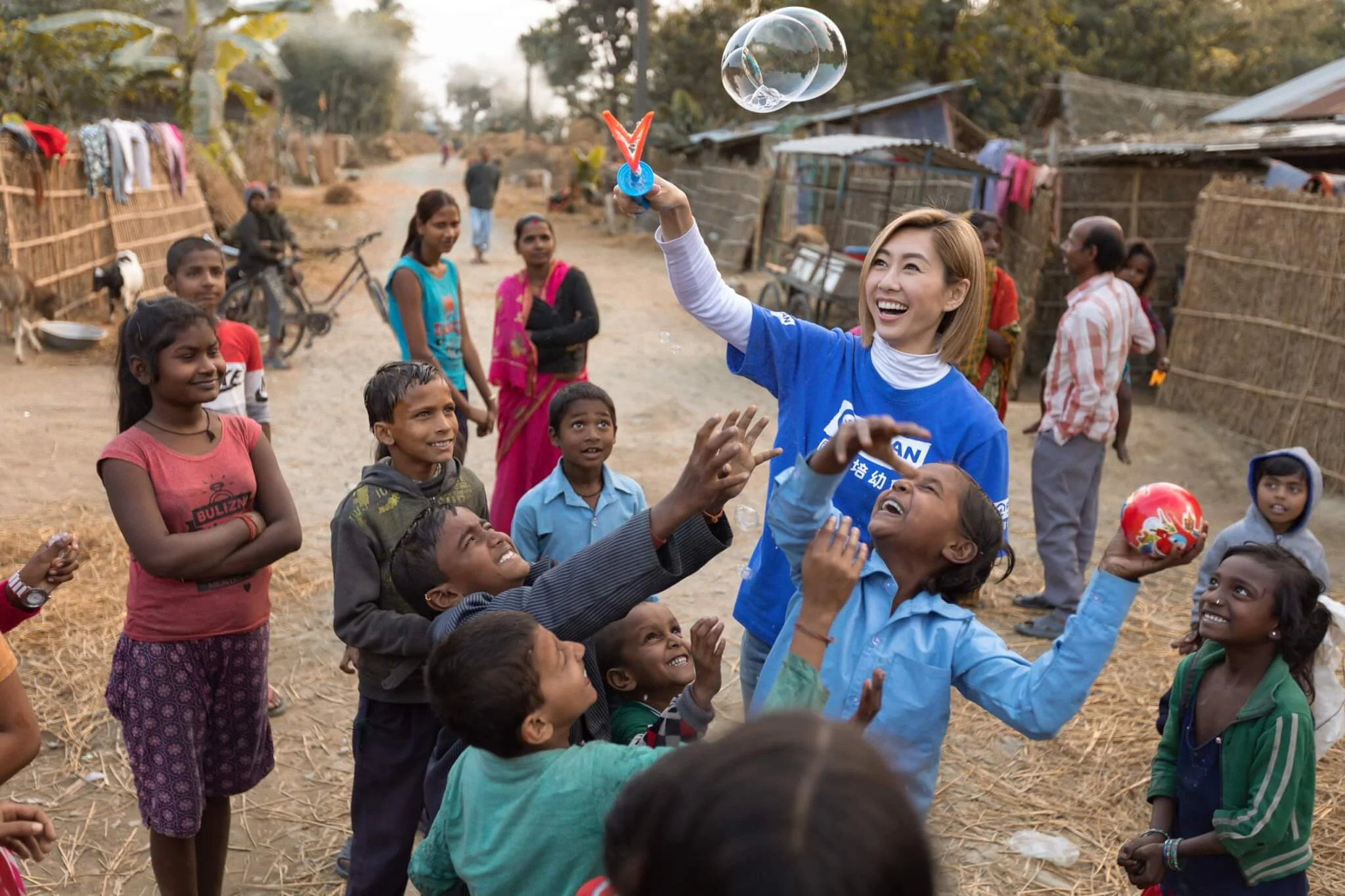 每日與小朋友玩耍，令她重拾久違了的童真。