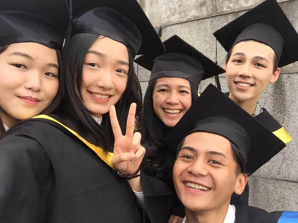 台灣大學畢業時,與好友合照留念。