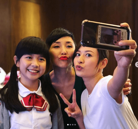 江若琳與劇中的十二歲女兒江芷銦和媽媽劉美君，三母女感情要好。