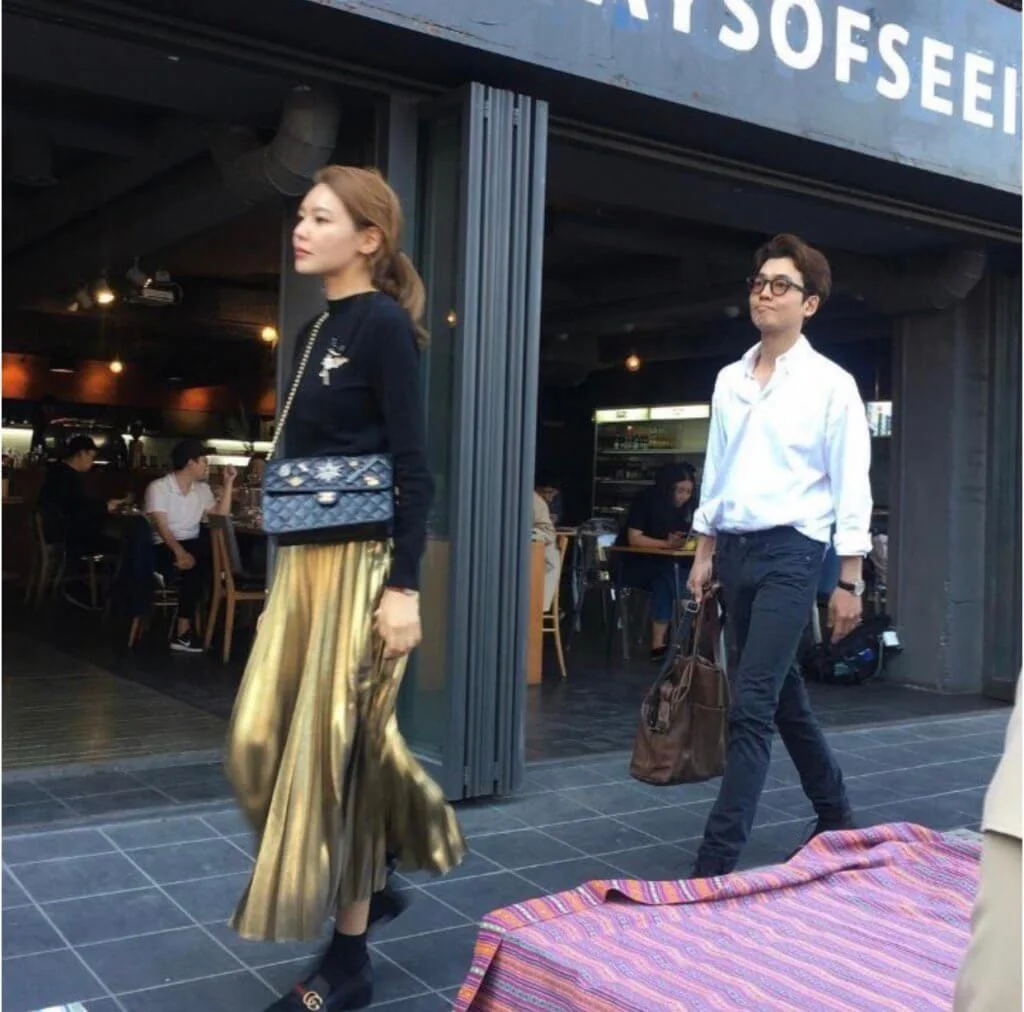 秀英與鄭敬淏拍拖,不時被傳媒拍到。