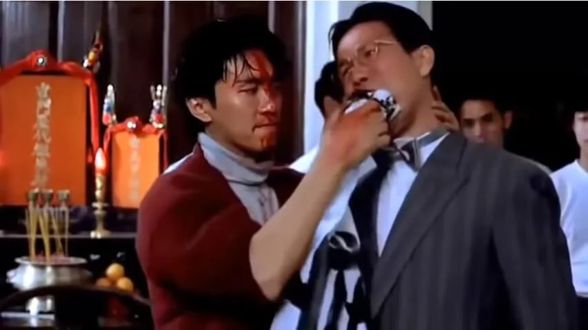 周星馳在電影《新精武門1991》，將紙塞入演漢奸的太保口中，令人難忘。