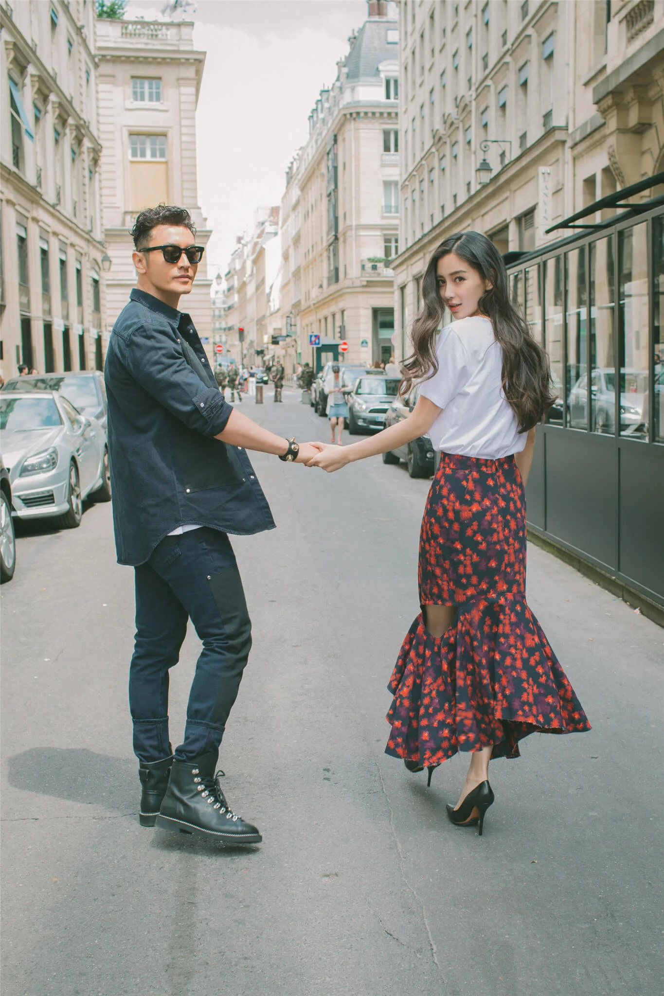 黃曉明與Angelababy高調放閃已買少見少，就如情侶間的激情漸變成夫妻間平淡的細水長流。