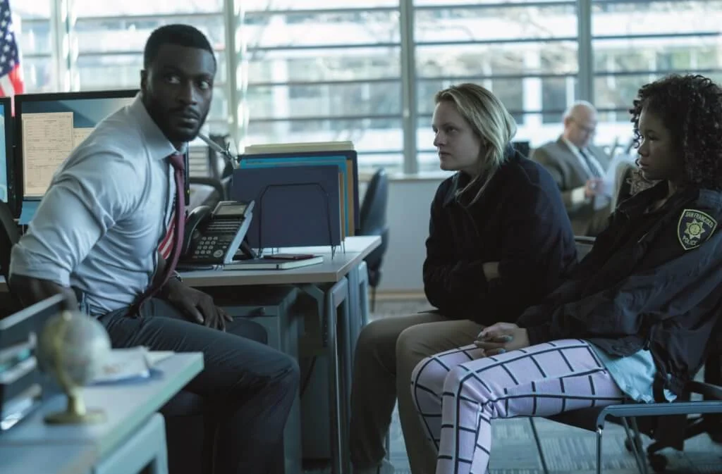 黑人警員占士在影片開頭，幫助女主角離開控制狂前夫。