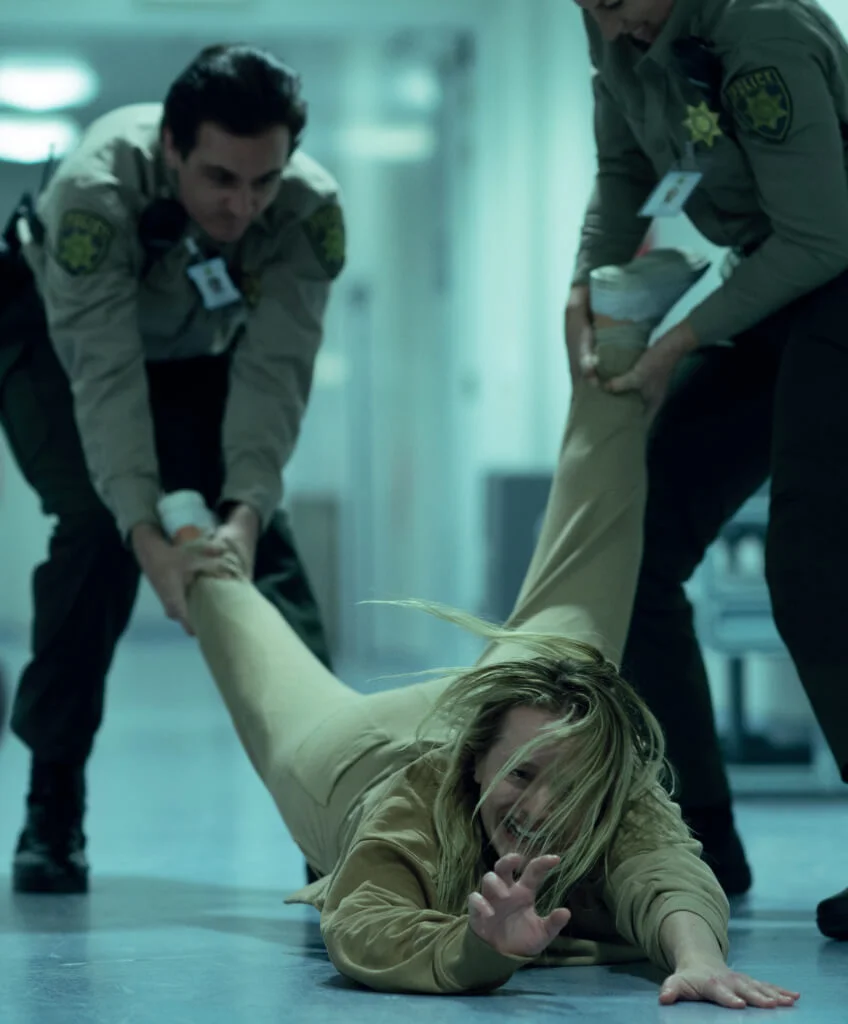 伊莉莎白莫斯飾演身心受到隱形客前夫虐待的女子，被人視為瘋子。