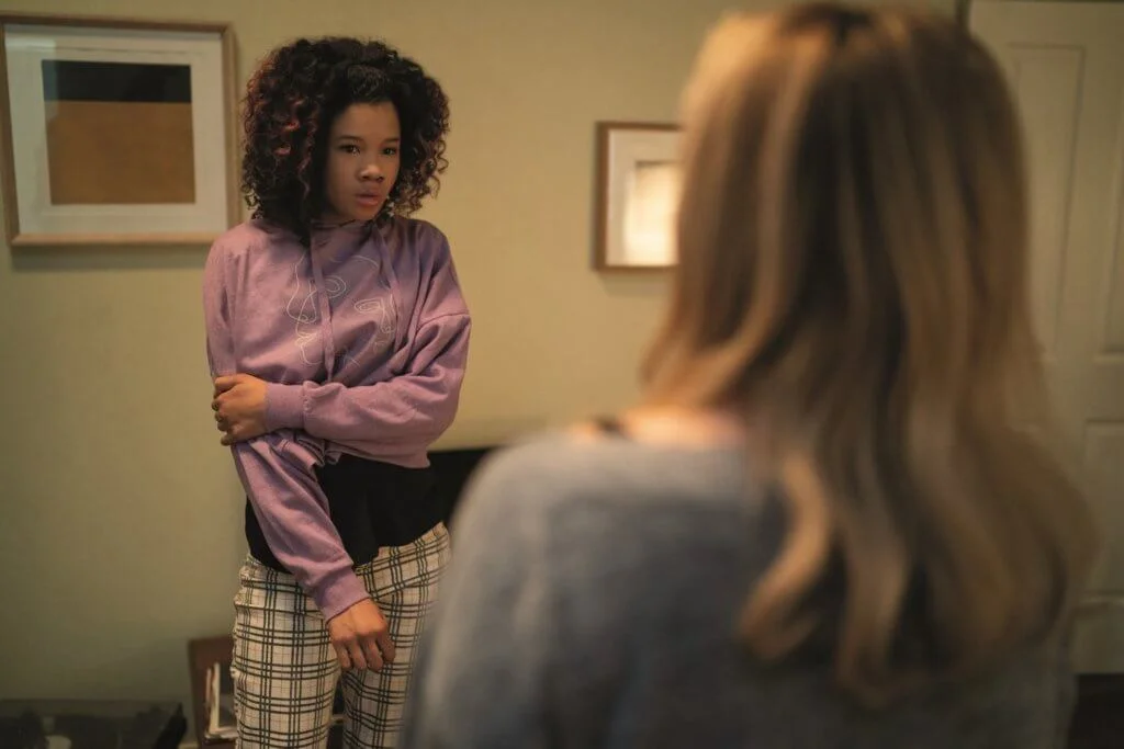 Storm Reid飾演的少女是黑人警員的女兒，跟女主角感情要好，亦遭隱形客騷擾。