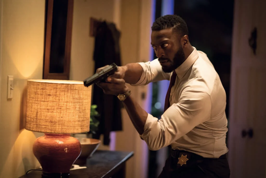 Aldis Hodge飾演的警察占士，是女主角的童年好友，片尾回家與隱形客撞個正着。