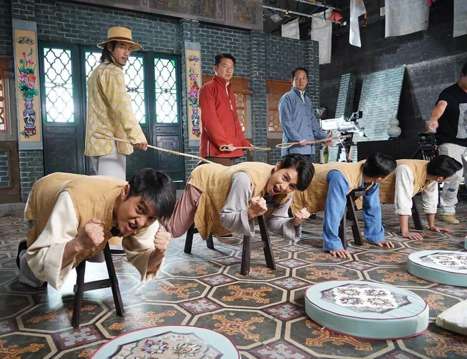 與黃嘉樂於劇中飾演萬家少爺,經常搗蛋,故被罰打藤。