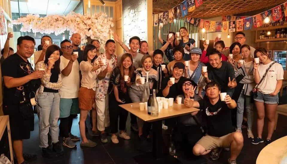 陳靜、朱鑑然、余安安及張繼聰一同慶祝電影拍攝順利。