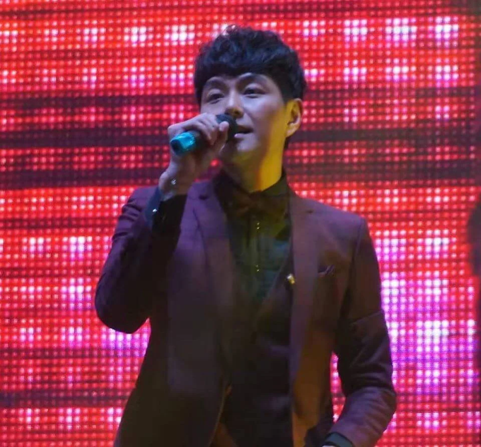 歌唱事業一度卡在樽頸位,幸好○八年他簽約無綫,由歌手變成演員。