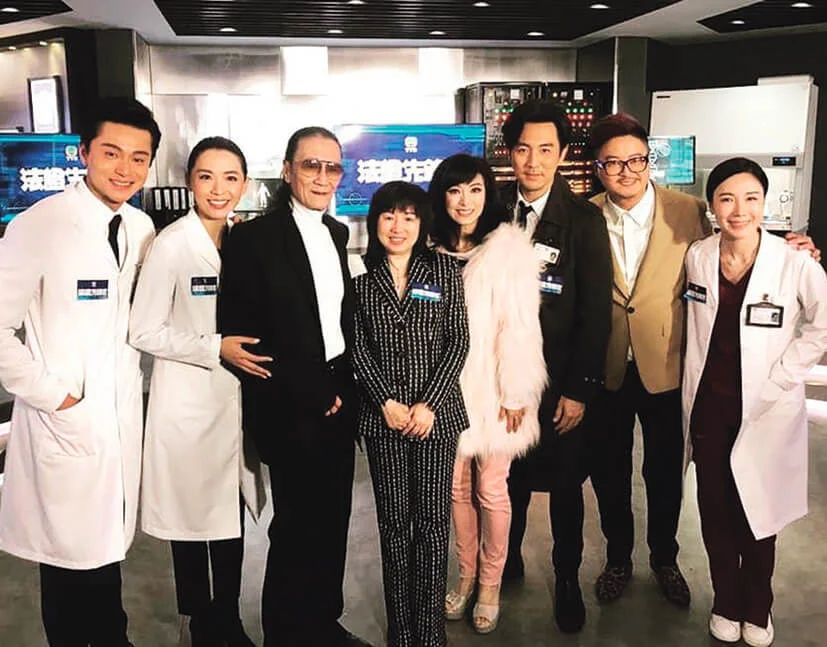 《法證先鋒Ⅳ》是梅小青在無綫監製的最後一套劇集，主要演員有譚俊彥、黃浩然和湯洛雯，還有相隔三十年再拍無綫劇的謝賢。