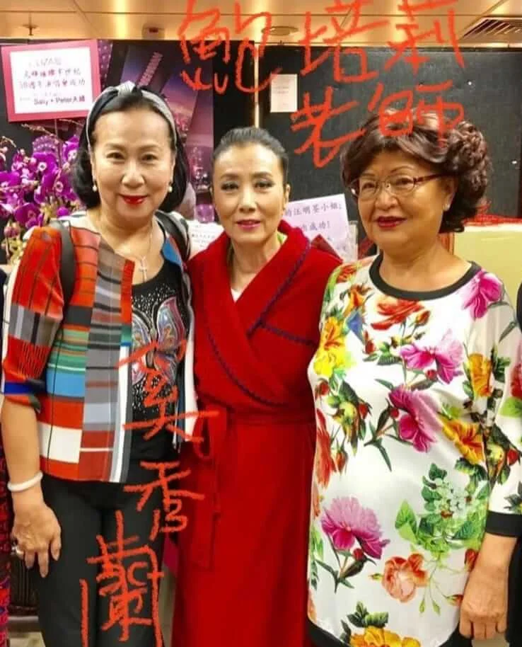 阿姐上載一張奚秀蘭帶同鮑老師，出席她在紅館舉行紀念入行五十周年演唱會的合照作紀念。