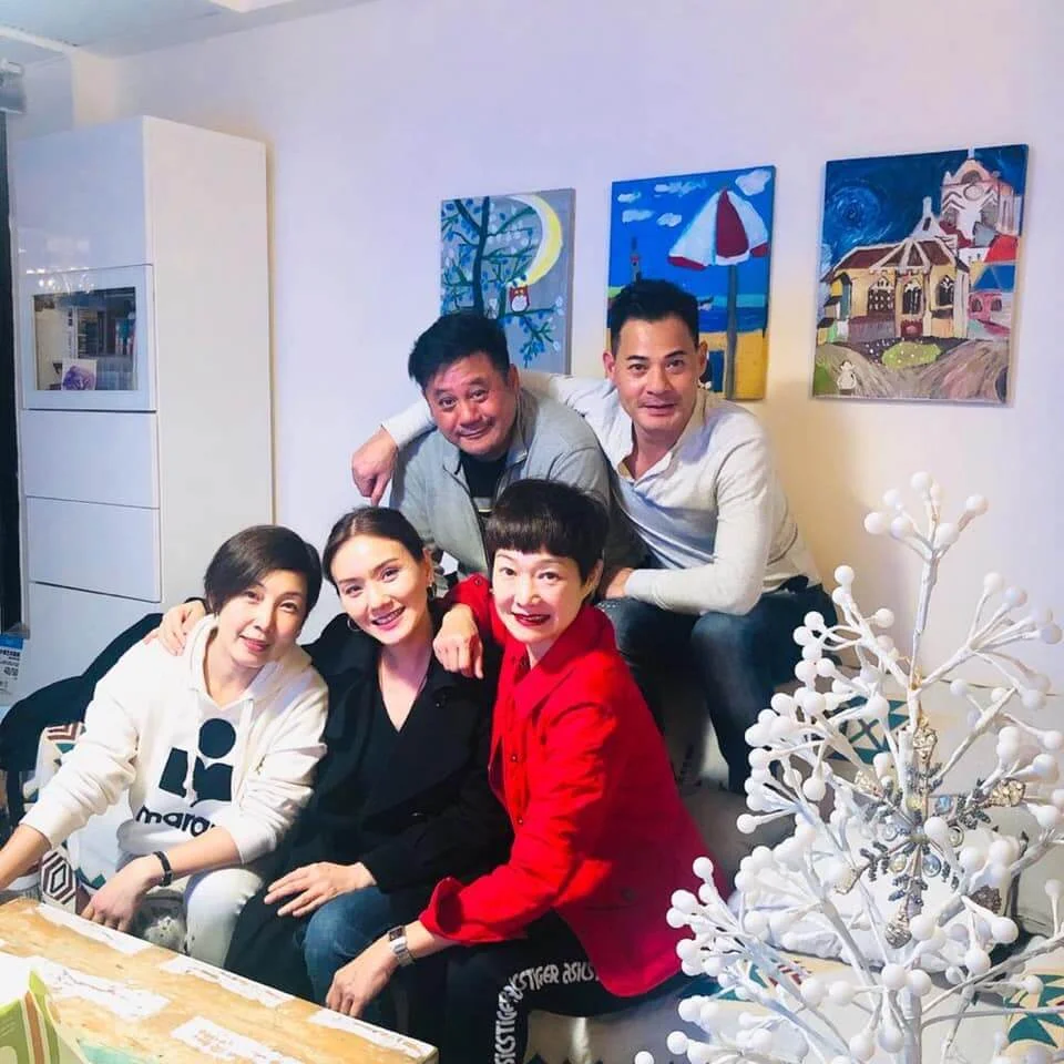 他經常與當年《閃電傳真機》的主持譚玉瑛、麥包及黎芷珊相約食飯。