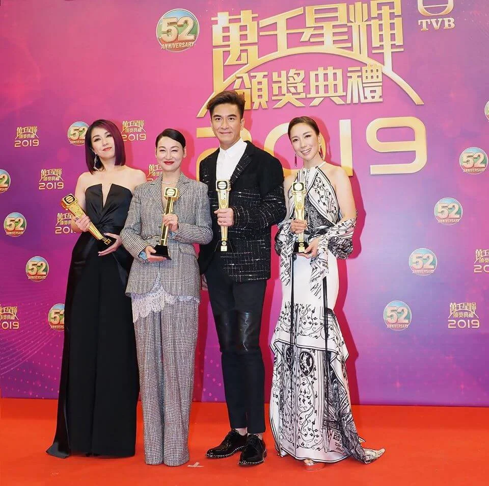 《萬千星輝頒獎典禮2019》頒發「最受歡迎電視女角色」，結果由李施嬅《金宵大廈》和楊千嬅《多功能老婆》奪得，亦是台慶頒獎禮史上，首次有兩位女藝人奪得該獎。 