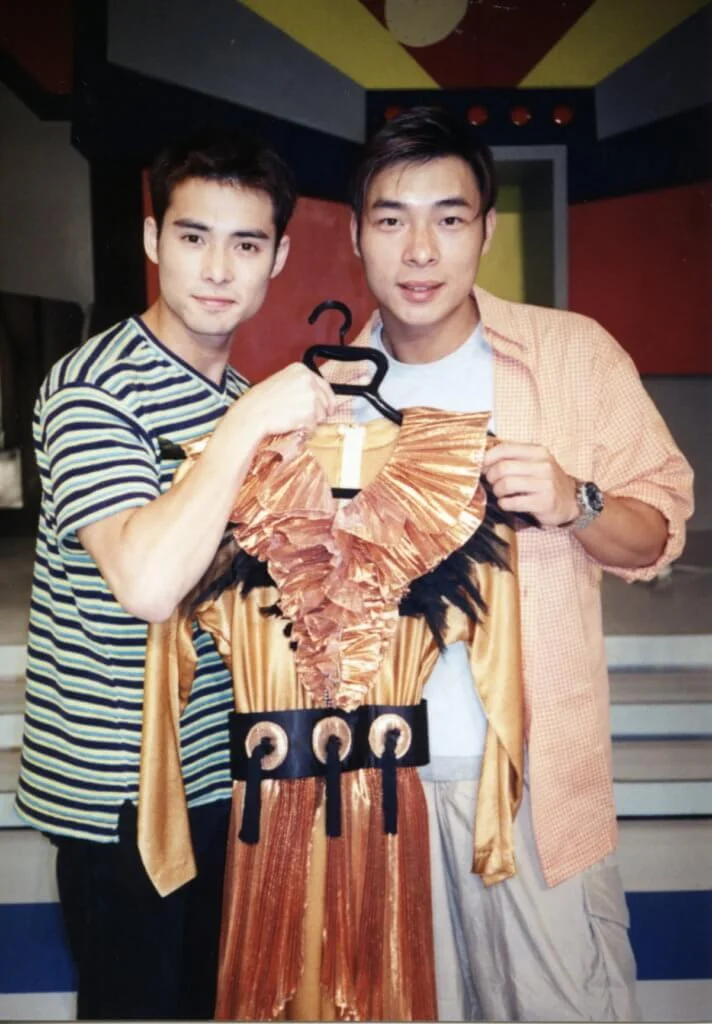 海俊傑贏新秀加入華星後,與師兄許志安一起拿着一姐梅艷芳的戰衣合照。
