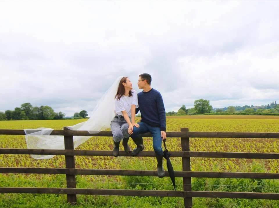 兩人在巴黎郊區，披上白色頭紗的Lesley隨意拍了幾張婚照。