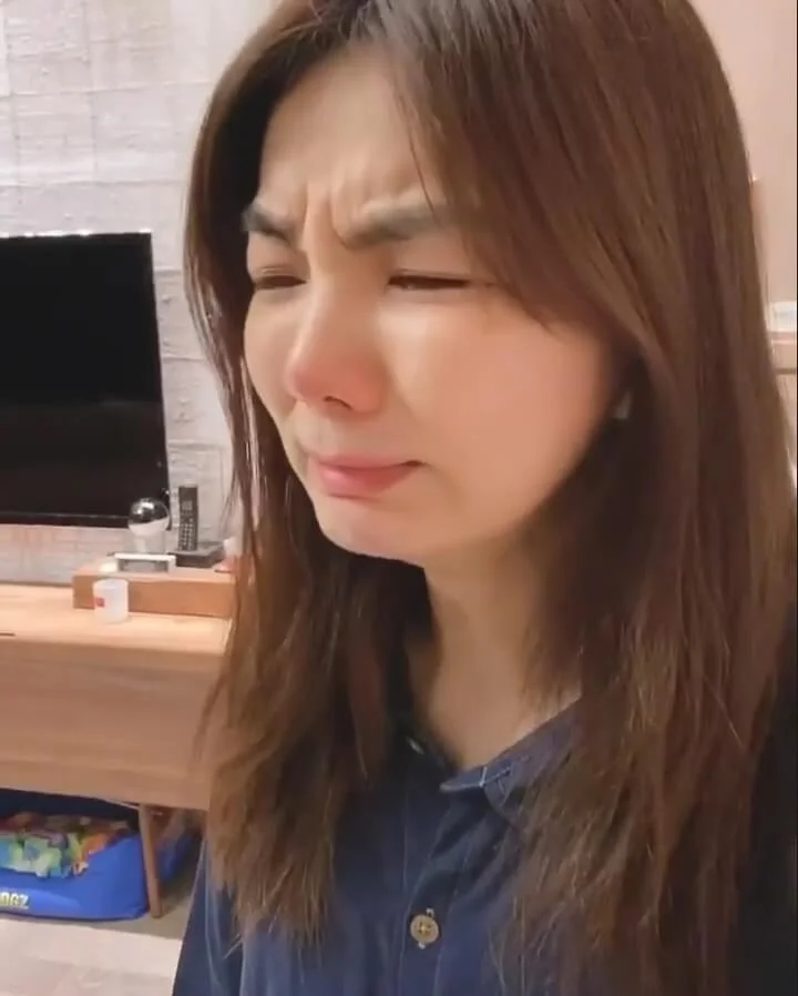 EllaElla戲癮大作，自演了一段「難捨難離」的戲。