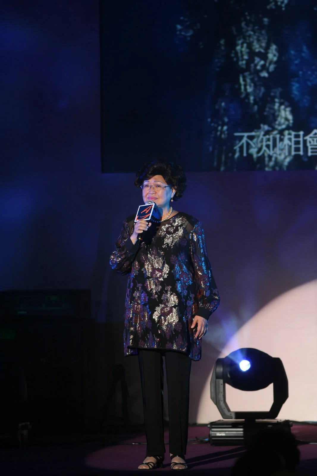 鮑培莉出席2010 CASH周年晚宴暨金帆音樂獎頒獎禮，為于粦榮獲「音樂成就大獎」獻唱《一水隔天涯》及《門邊一樹碧桃花》。
