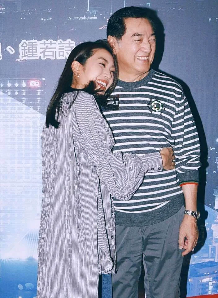 與父親秦沛感情要好，Lesley每次拍拖都讓父親過目。