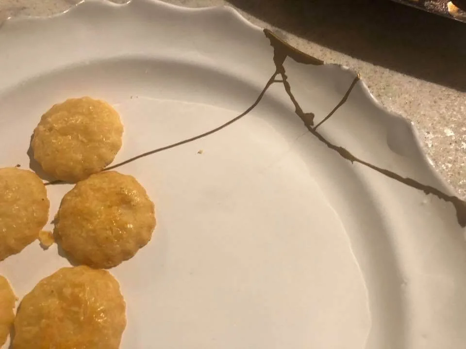 金繼又稱為金繕，是一種使用天然漆修復陶瓷的方法