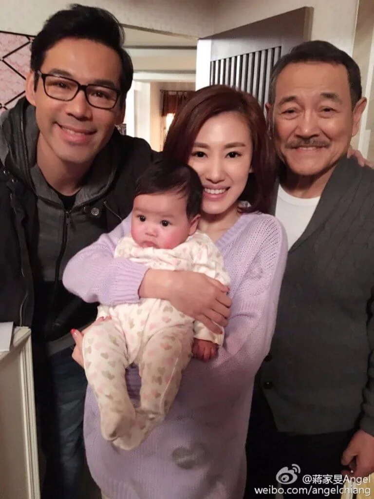 徐榮一個半月大的女兒包包演出《愛‧回家》，她在劇中是俆榮的孫女。