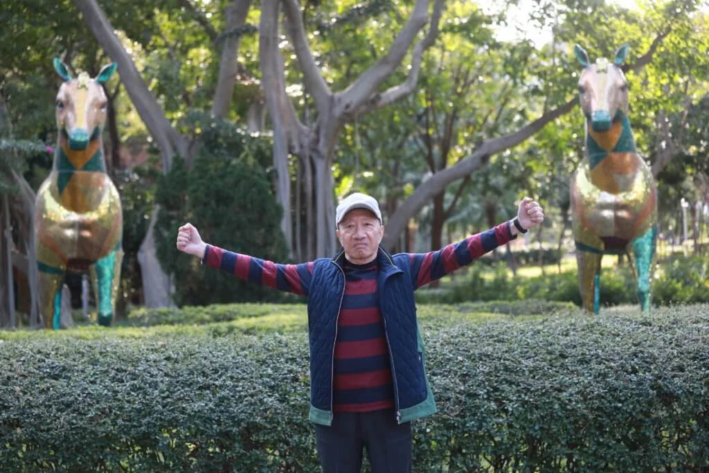 子明哥一生愛賭，最喜歡打麻雀和賭馬仔。